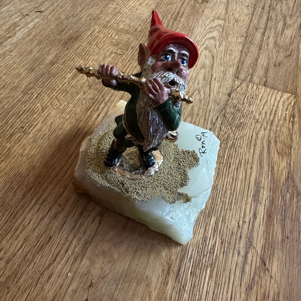 Vintage 1979 Ron Lee Gnome Figurine with flute figurine. Signed on quartz base.